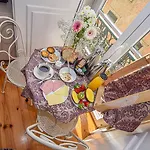 B In B Downtown Bed and breakfast 3*